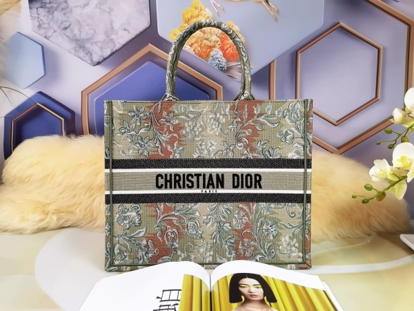  Handbag   Dior  size  41.5X35X18  cm