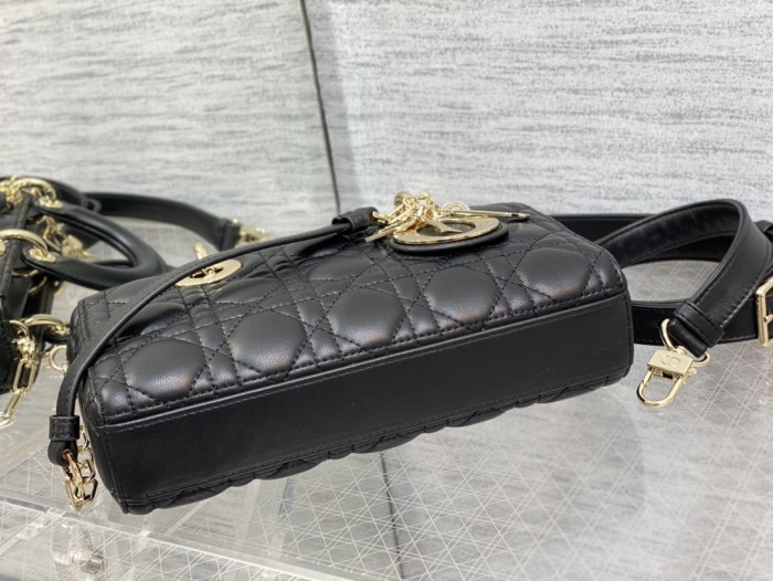 Handbag   Dior  size  22.5*6*11.5 cm