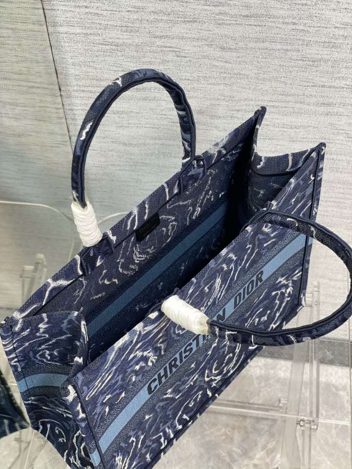  Handbag   Dior  size  42*18*35 cm