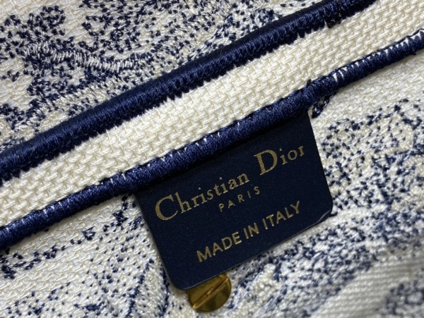 Handbag   Dior  size  25 cm