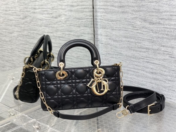 Handbag   Dior  size  22.5*6*11.5 cm