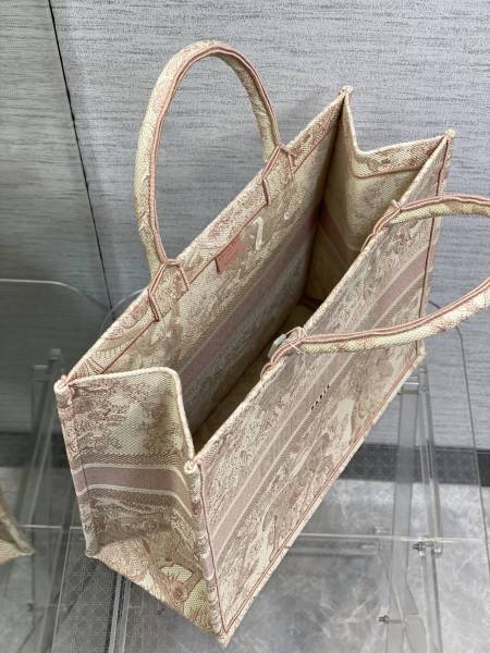 Handbag   Dior  size  42*18*35 cm