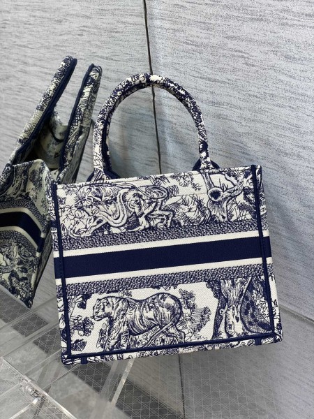 Handbag   Dior  size  26*8*22 cm