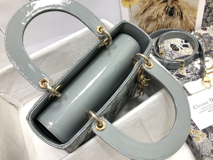 Handbag   Dior   M0565  size  24×20×11 cm