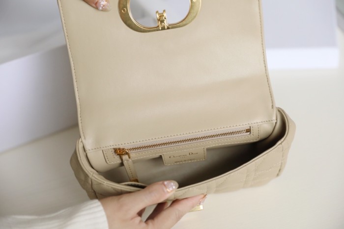 Handbag   Dior  size  20x12x7 cm