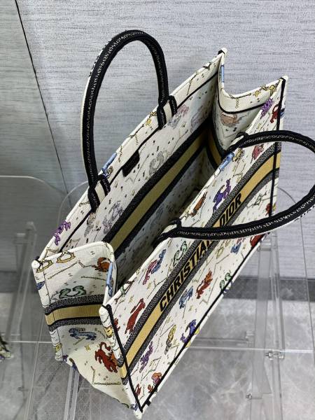 Handbag   Dior  size  42*18*35 cm