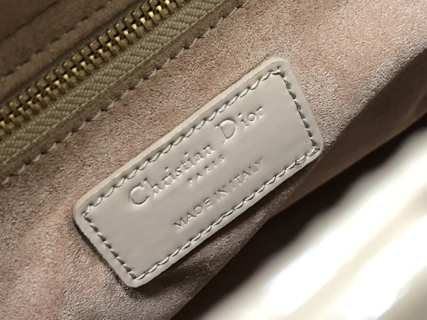 Handbag   Dior M0565  size  24×20×11 cm