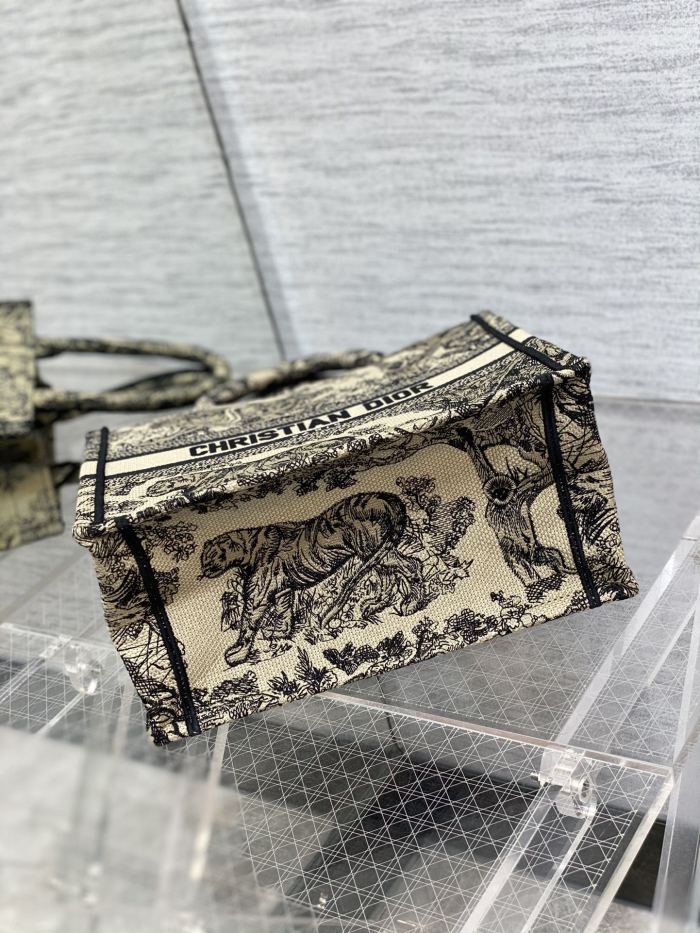 Handbag   Dior  size  26*8*22 cm