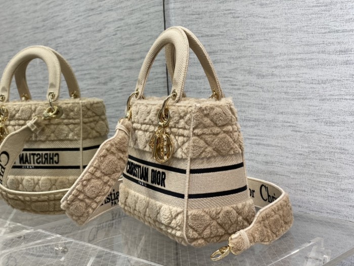 Handbag   Dior  size  24*20*11 cm