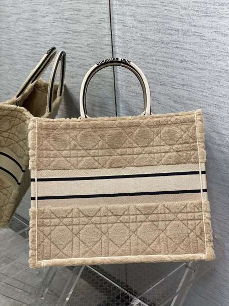 Handbag   Dior  size  42*35*18 cm