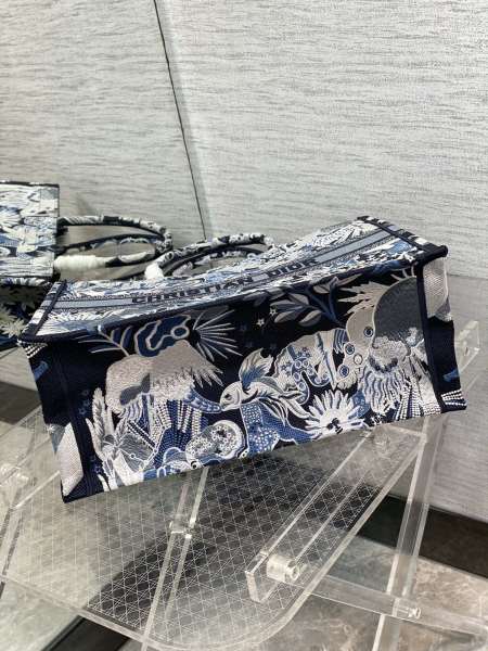  Handbag   Dior   size  42*18*35 cm