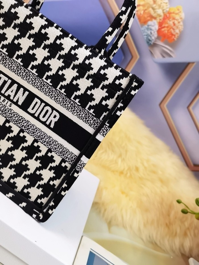  Handbag   Dior  size  26.5X24X17 cm