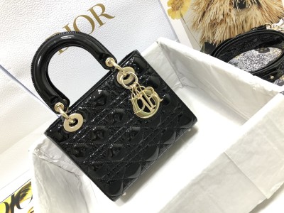 Handbag   Dior  M0538  size  20 x 16.5 x 8 cm