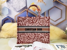 Handbag   Dior  size  41.5X35X18  cm