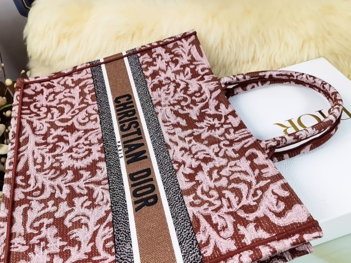 Handbag   Dior  size  41.5X35X18  cm