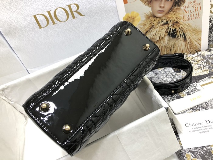Handbag   Dior  M0538  size  20 x 16.5 x 8 cm