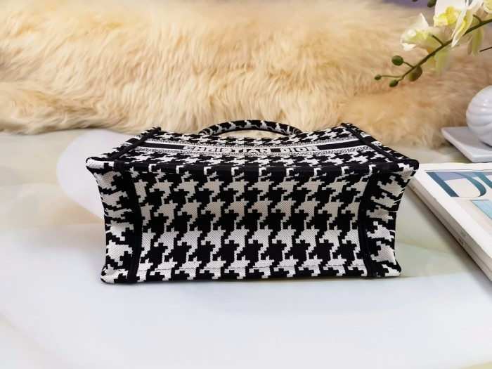  Handbag   Dior  size  26.5X24X17 cm