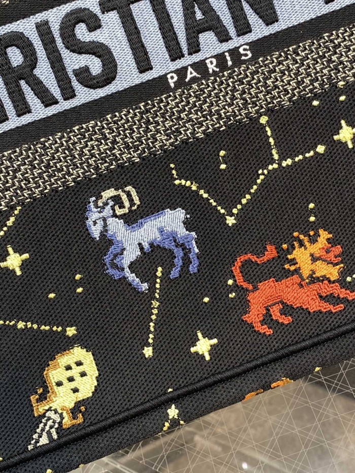 Handbag   Dior  size  36*18*28 cm