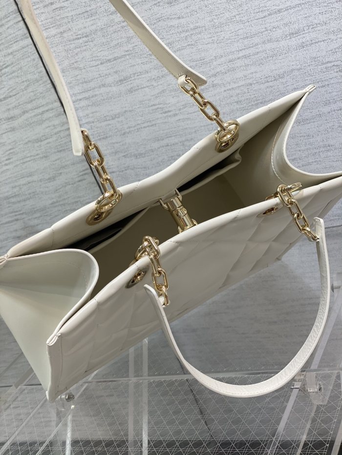 Handbag   Dior  size  36.5*28*17 cm