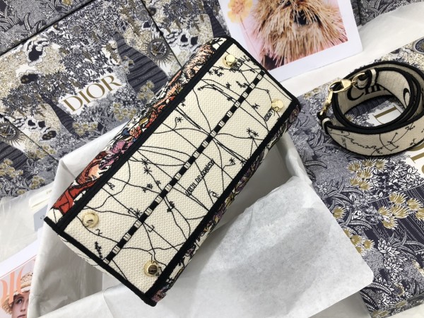 Handbag   Dior  M0565  size  24*20*11  cm