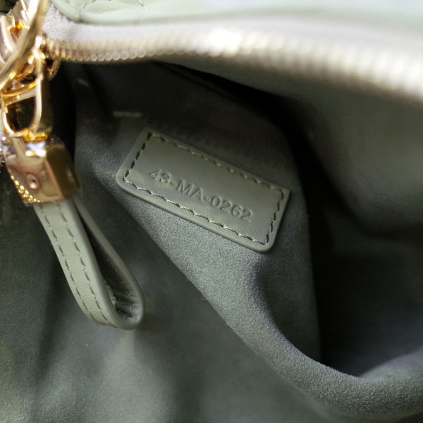 Handbag   Dior   size  25x16x2.5 CM