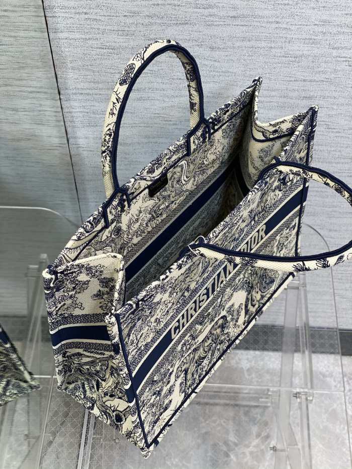 Handbag   Dior  size  42*18*35 cm