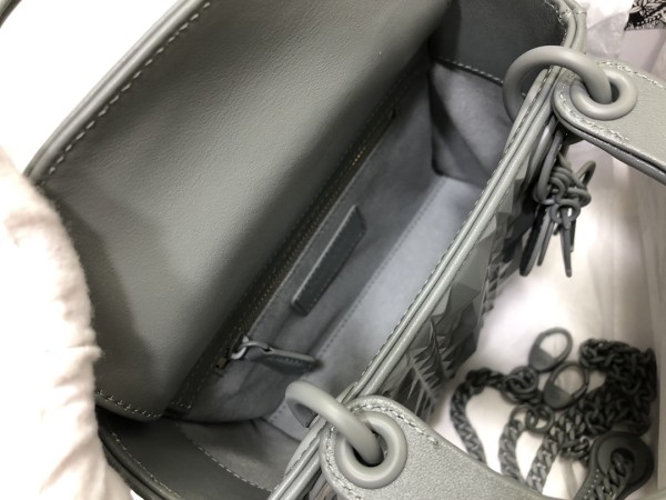 Handbag   Dior  M0505  size  17 x 15 x 7  cm