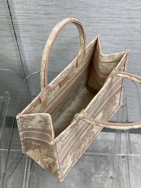 Handbag   Dior  size  36*18*28 cm 