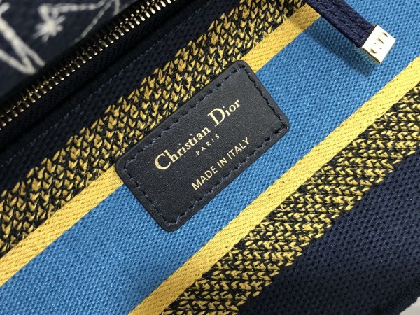 Handbag   Dior  M0565  size  24*20*11  cm