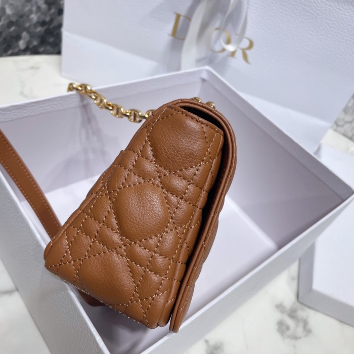  Handbag   Dior  size  20 x 12 x 7  cm