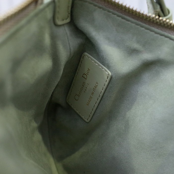 Handbag   Dior   size  25x16x2.5 CM