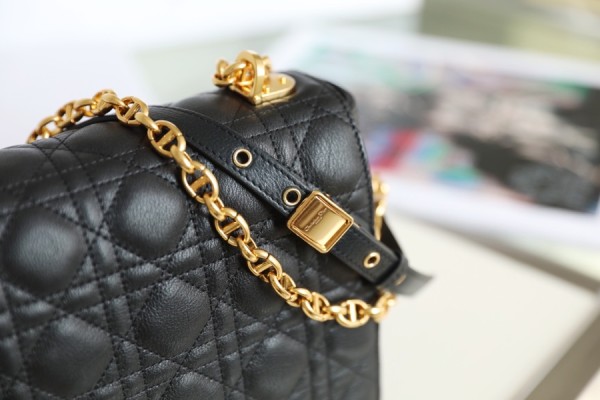 Handbag   Dior  size  28x17x9 cm