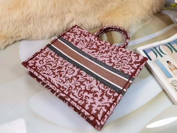 Handbag   Dior  size  41.5X35X18  cm