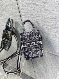  Handbag   Dior  size 13.5*5*18 cm