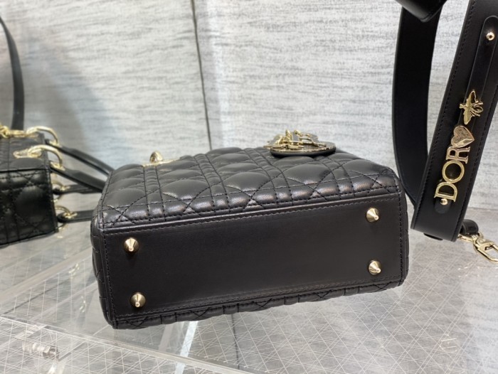 Handbag   Dior  size 20 cm 