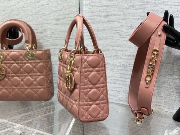 Handbag   Dior  size  20 cm