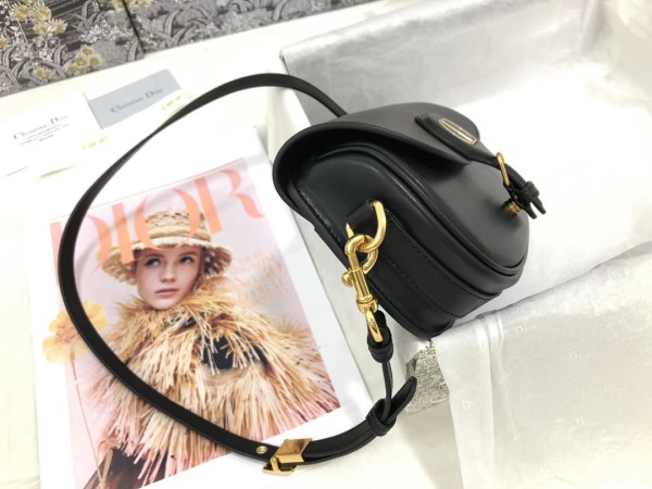  Handbag   Dior   M9327  size  22 x 13 x 5   cm