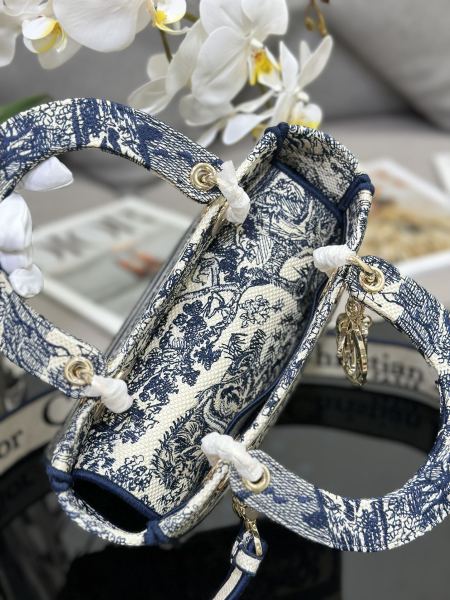 Handbag   Dior   M0565  size  24 x 20 x 11  cm