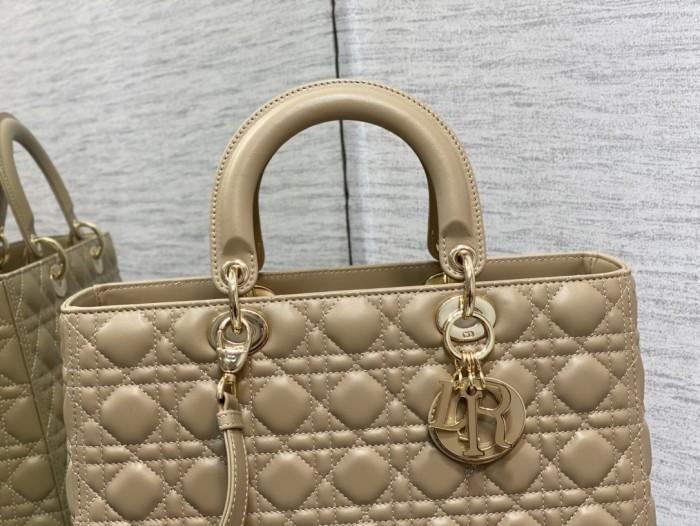  Handbag   Dior  size  32 cm