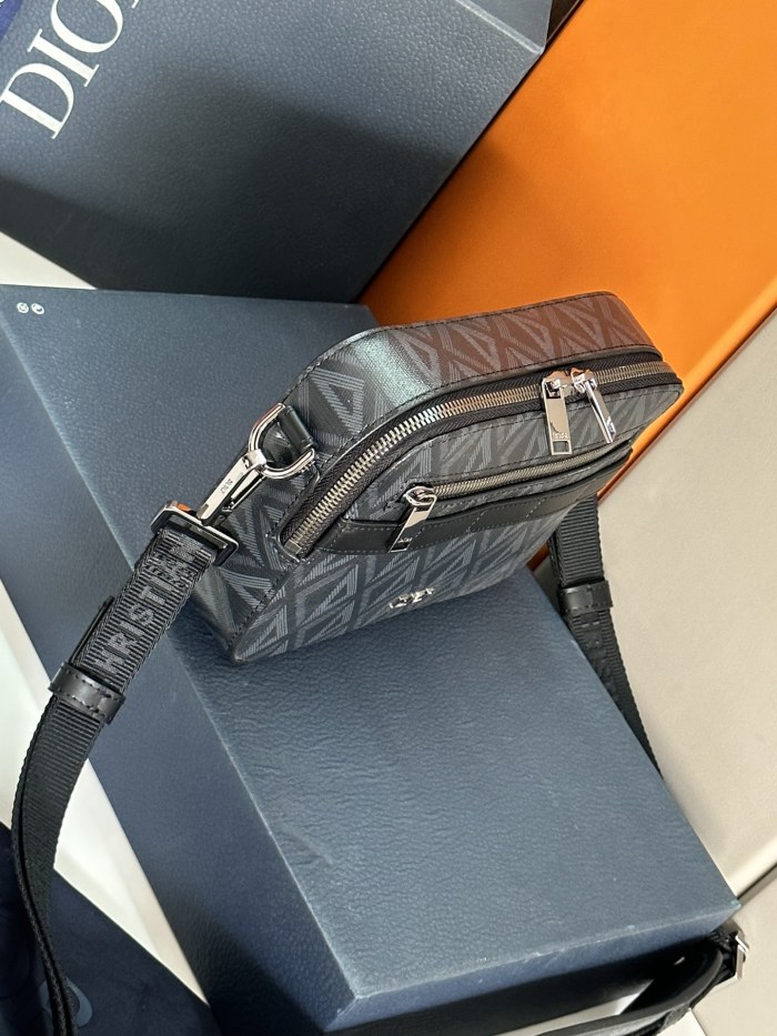 Handbag   Dior  93307  size  22 x 15 x 6  cm