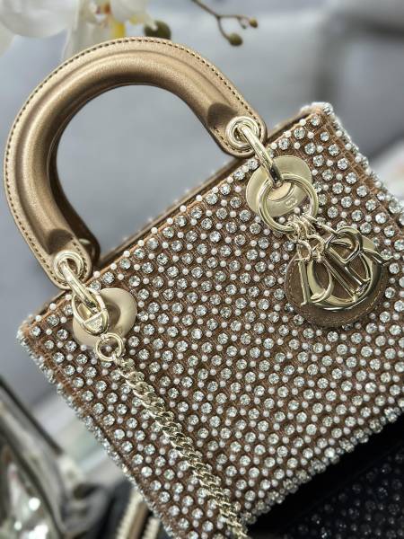 Handbag   Dior  M0505 size  17 x 15 x 7  cm