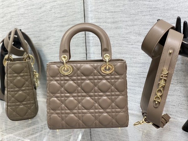 Handbag   Dior size  20 cm