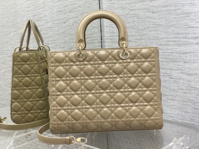  Handbag   Dior  size  32 cm