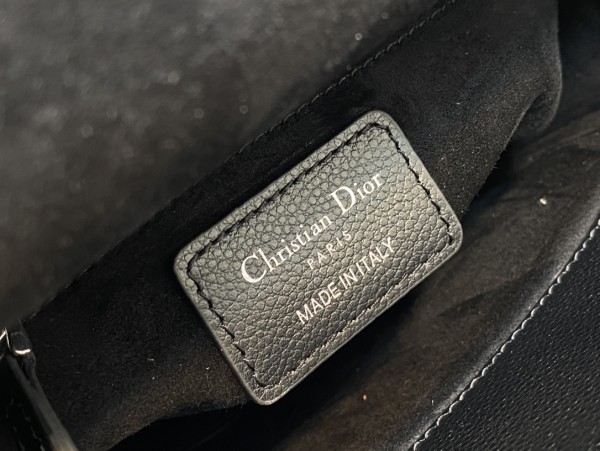  Handbag   Dior  size  20 cm