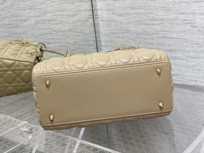  Handbag   Dior  size  24 cm