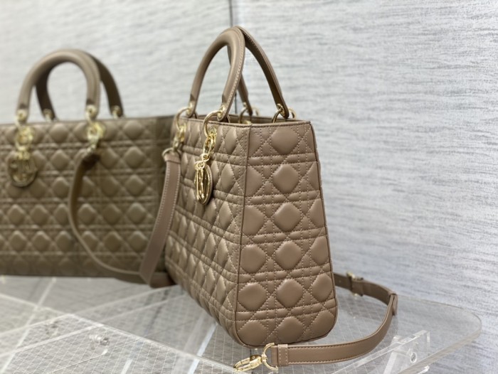 Handbag   Dior  size  32 cm