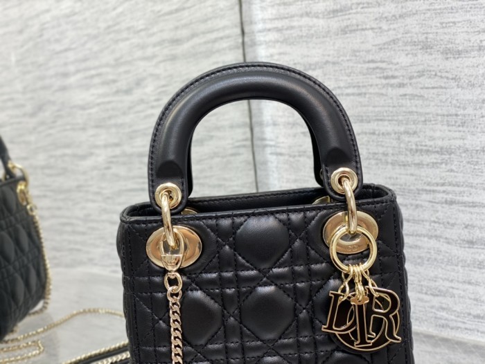 Handbag   Dior  size  17 cm