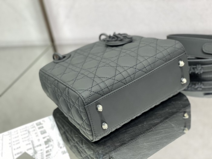  Handbag   Dior  size  20 cm