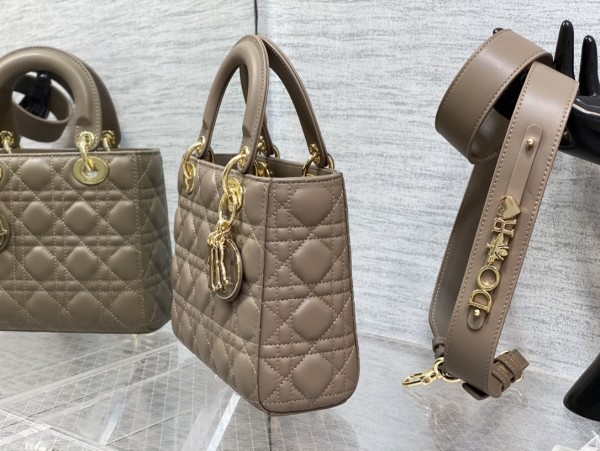 Handbag   Dior size  20 cm