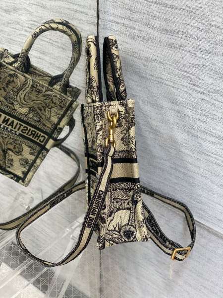  Handbag   Dior  size  13.5*5*18 cm